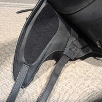 15" Barefoot Treeless Saddle *Loaded: 2 Shims, 30" Prestige Girth, SS Tack Carrying Case & Barefoot: Non-Slip Full Pad & Half Pad, 24-34" Stirrup Leathers, 26" Neoprene Girth, Fleece Saddle Cover, Extra Headplate Insert Serial #: 2401153117-38625VPS
