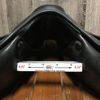 17" Med *4.75 Vega Dressage, 2 Billet Guards, Wool Flocking, XLg Front Blocks, Flaps: 17.5"L x 12"W Serial #: 17 L0076017 2+ 1 1/2