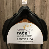 17" Med *4.75 Vega Dressage, 2 Billet Guards, Wool Flocking, XLg Front Blocks, Flaps: 17.5"L x 12"W Serial #: 17 L0076017 2+ 1 1/2