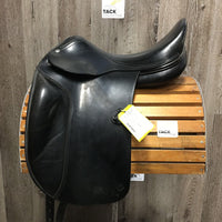 17" Med *4.75 Vega Dressage, 2 Billet Guards, Wool Flocking, XLg Front Blocks, Flaps: 17.5"L x 12"W Serial #: 17 L0076017 2+ 1 1/2