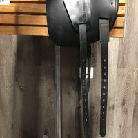 17" Med *4.75 Vega Dressage, 2 Billet Guards, Wool Flocking, XLg Front Blocks, Flaps: 17.5"L x 12"W Serial #: 17 L0076017 2+ 1 1/2