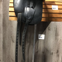 17" Med *4.75 Vega Dressage, 2 Billet Guards, Wool Flocking, XLg Front Blocks, Flaps: 17.5"L x 12"W Serial #: 17 L0076017 2+ 1 1/2