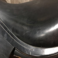 17" Med *4.75 Vega Dressage, 2 Billet Guards, Wool Flocking, XLg Front Blocks, Flaps: 17.5"L x 12"W Serial #: 17 L0076017 2+ 1 1/2