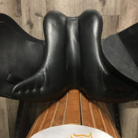 18" M *4.25" 4 Star Saddlery Dressage Saddle, wool Flocking, Xlg Front Blocks, Flaps: 15.75"L x 12"W Serial #: 58096 18