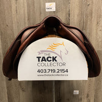 17.5 MW *5.25 CWD SE01 Close Contact, CWD 56" Stirrup Leathers, Sprenger Bow Flex Stirrup Irons, 2 Billet Guards, Red Fleece lined CWD Cover, Med Front & Back Blocks, Foam Panels, Flaps: 15" L x 14" W Serial #: SE01 17.5 TC 4L PA 705 205 305 RT 15 417778
