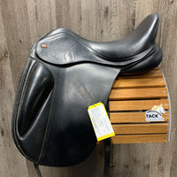 18" *adj - Blue - M/W Gullet in Kent & Masters Dressage Saddle, Burg K&M Fleece Cover, Wool Flocking, Front & Back Gusset Panels, Lg Front Exterior Blocks, Flaps: 16.5"L x 9"W Serial #: 33040
