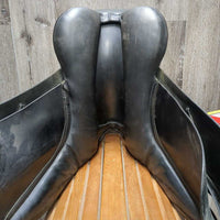 17.5 M *MW - 5.25" Exselle Dressage Saddle, Black Fleece Exselle Cover, Wool Flocking, Long Pencil Block, Rear Gusset Panels, Flaps: 17.75"L x 12"W Serial #: AF 063 1578
