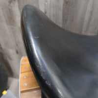 17.5 M *MW - 5.25" Exselle Dressage Saddle, Black Fleece Exselle Cover, Wool Flocking, Long Pencil Block, Rear Gusset Panels, Flaps: 17.75"L x 12"W Serial #: AF 063 1578