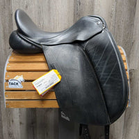 17.5 W *5.5" Sankey SD Custom Dressage Saddle, Black Sankey Cover, Wool Flocking, Large Front Blocks, Lg Rear Gusset Panels, Long Front Gusset Panels, Flaps: 17.5"L x 12.5"W Serial #: 1831017 17.5 T