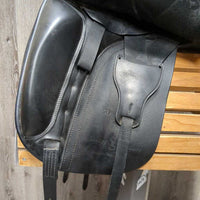 17.5 W *5.5" Sankey SD Custom Dressage Saddle, Black Sankey Cover, Wool Flocking, Large Front Blocks, Lg Rear Gusset Panels, Long Front Gusset Panels, Flaps: 17.5"L x 12.5"W Serial #: 1831017 17.5 T