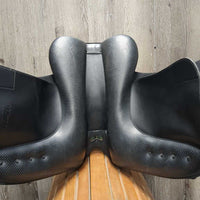 18.5 Adj *Black Gullet - Med In Wintec Isabell Dressage Saddle, Med Front Velcro Blocks, Blue Wintec Cover, CAIR Panels, Front & Rear Gusset Panels, Flaps: 17"L x 12"W Serial #: W1P 13 03 04 14-46DR