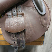 17.5 Adj *Green/Narrow Bates Hunter Jumper Close Contact Saddle, 2 Billet Guards, 2 Med Front Velcro Blocks, Bates T Bar Leathers, Blue CanPro Cover, CAIR Panels, Front & Rear Gusset Panels, Flaps: 14"l x 13.5"W Serial #:B1905102-44R 17.5"