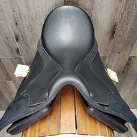 17.5" *Adj. MW/Blue Gullet In Wintec 500 Dressage Saddle, Blue Wintec Cover, 6 Velcro Blocks, Black (Med) Gullet, Info Packet & Tool, CAIR Panels, Front & Rear Gusset Panels, Flaps: 16.5"L x 12.5"W