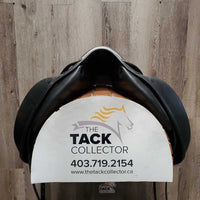 17.5" MW 5.5" Equipe Oracle Dressage Saddle, Equipe Red/White Cotton Cover, Foam Panels, Xlg Exterior Front Blocks, Flaps: 15.5"L x 12"W Serial #: 17.5 N01070118 DORES +1M