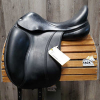 17.5" MW 5.5" Equipe Oracle Dressage Saddle, Equipe Red/White Cotton Cover, Foam Panels, Xlg Exterior Front Blocks, Flaps: 15.5"L x 12"W Serial #: 17.5 N01070118 DORES +1M