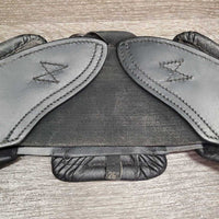 Shoulder Relief Anatomical Short Girth, leather liner, center els *vgc, dirt, residue, faded