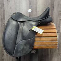 17" Adj *Blue M/W in Wintec Isabell Synthetic Dressage Saddle, CAIR Panels, Flaps: 16.75"L x 12.5"W Serial #: 386348