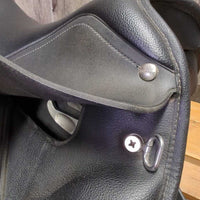 16.5" Adj *Green/Med Narrow Gullet In Wintec 500 Dressage, 2 Med Front Velcro Blocks, Blue Wintec Cover, 4x Bars: White/XW, Yellow/Nrw, Black/M, Blue/M-W, Red/Wide, HART Panels, Front & Rear Gussets, Flaps:16"L x 12"W Serial #: W22 05 2303-42 DR 16.5
