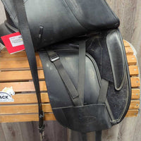17" Adj *Wide/Red Gullet In Bates Isabell Werth, 2 Med Front Velcro Blocks, Gullet Bar System: no screws or white bar, Leather Pouch & Tool, CAIR Panels, Front & Rear Gussets. Flaps: 16.5"L x 12"W Serial #: V0709279-43