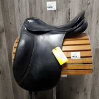 17.5 XW *6" Passier Lenox Dressage, 2 Billet Guards, Wool Flocked, Med Front Blocks, Rear Gusset Panels, 3 Billets: 2 Long & 1 Short, Flaps: 19"L x 12"W Serial #: 17.5 028916

