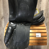 17.5 XW *6" Passier Lenox Dressage, 2 Billet Guards, Wool Flocked, Med Front Blocks, Rear Gusset Panels, 3 Billets: 2 Long & 1 Short, Flaps: 19"L x 12"W Serial #: 17.5 028916
