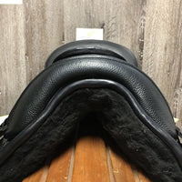 16" Barefoot Treeless Saddle *Loaded: 2 Shims, 30" Prestige Girth, SS Tack Carrying Case & Barefoot: Non-Slip Full Pad & Half Pad, 24-34" Stirrup Leathers, 26" Neoprene Girth, Fleece Saddle Cover, Extra Headplate Insert Serial #: 2401153117-38625VPS