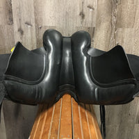 17.5 Adj *Red/Wide Gullet in Kent & Masters Dressage Saddle, Blocks: 2 lg & 2 Xlg, Extra Gullets: White - W/XW, Yellow - XW/XXW Wool Flocking, Front & Rear Gusset Panels, Flaps: 16.75"L x 12.5"W Serial #: MDM 17 5 48916