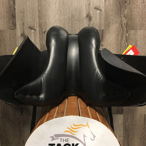 17" MW *4.75" 4 Star Saddlery Dressage Saddle, wool Flocking, Xlg Front Blocks, Flaps: 17.5"L x 12"W Serial #: ?6 8841 17