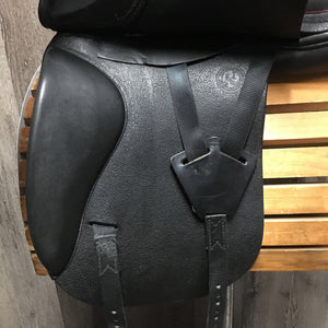 17" MW *4.75" 4 Star Saddlery Dressage Saddle, wool Flocking, Xlg Front Blocks, Flaps: 17.5"L x 12"W Serial #: ?6 8841 17