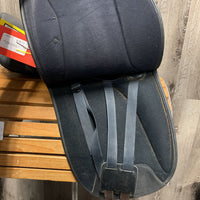16.5M *5" Wintec Pro Dressage, 2 Billet Guards, No Blocks, Foam Panels, Synthetic, Rear Gusset Panels, Flaps: 17.25"L x 12"W Serial #: A* 007252
