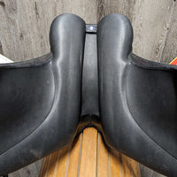 17.5" Black - Med Gullet in Wintec Synthetic Dressage Saddle, 2 Front Velcro Blocks, CAIR Panels, Front & Rear Gusset Panels, Flaps: 17"L x 12" W Serial #: 347173