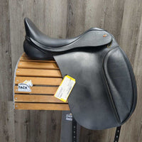 18" Adj *Blue/M-W Gullet In Kent & Masters S-Series, Dressage Saddle, Lg Front Velcro Blocks, Front & Rear Gusset Panels, Wool Flocking, Flaps: 17.75"L x 12.5"W Serial #: 51907 MDM 18