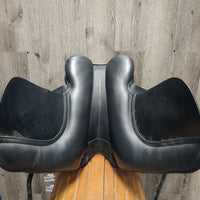 18" Adj *Blue/M-W Gullet In Kent & Masters S-Series, Dressage Saddle, Lg Front Velcro Blocks, Front & Rear Gusset Panels, Wool Flocking, Flaps: 17.75"L x 12.5"W Serial #: 51907 MDM 18
