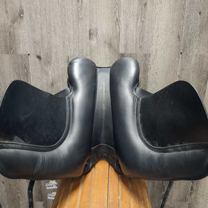 18" Adj *Blue/M-W Gullet In Kent & Masters S-Series, Dressage Saddle, Lg Front Velcro Blocks, Front & Rear Gusset Panels, Wool Flocking, Flaps: 17.75"L x 12.5"W Serial #: 51907 MDM 18