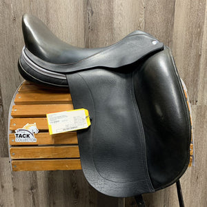 17.5" Adj *Red/Wide In Patrick Altair Dressage Saddle, 2 XL Front Velcro Blocks, Red Fleece Patrick Cover, Wool Flocking, Front & Back Gusset Blocks, Flaps: 16.5"L x 13"W Serial #: 17.5"