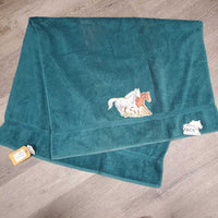 Towel Set: Bath, hand & wash cloth, horse appliques *gc/fair, clean, faded, frayed edges, clumpy, shrunk? horses
