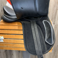 17 M-MW *5" Supra Synthetic Dressage, Navy Shedrow Nylon Cover, 2 Med-Long Front Velcro Blocks, Foam Panels, Front & Rear Gusset Panels, Flaps: 17.5"L x 11.5"W Serial #: ---
