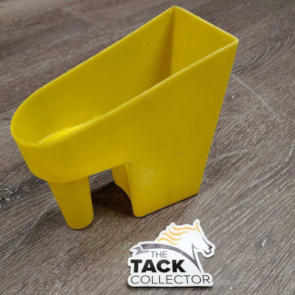 Plastic Feed Scoop *gc, clean, mnr scratches, dirt/residue & stains