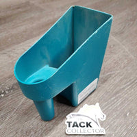 Plastic Feed Scoop *gc, dirty, faded, scrapes, residue
