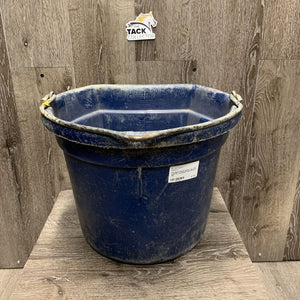 Flat Back Plastic Bucket *gc, dirty, scuffed, scratched, chewed