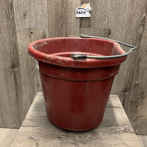 Flat Back Plastic Bucket *gc, dirty, scuffed, scratches, chews