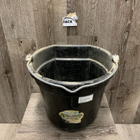 Flat Back Plastic Bucket *gc, dirty, scuffed, scratches, chews
