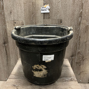 Flat Back Plastic Bucket *gc, dirty, scuffed, scratches, chews