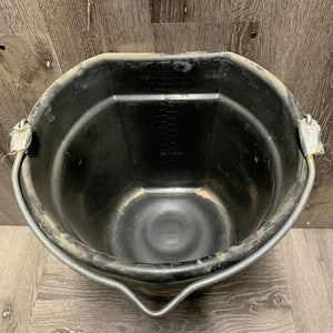 Flat Back Plastic Bucket *gc, dirty, scuffed, scratches