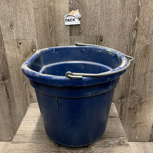 Flat Back Plastic Bucket *gc, mnr dirt, scuffs, scratches, chews