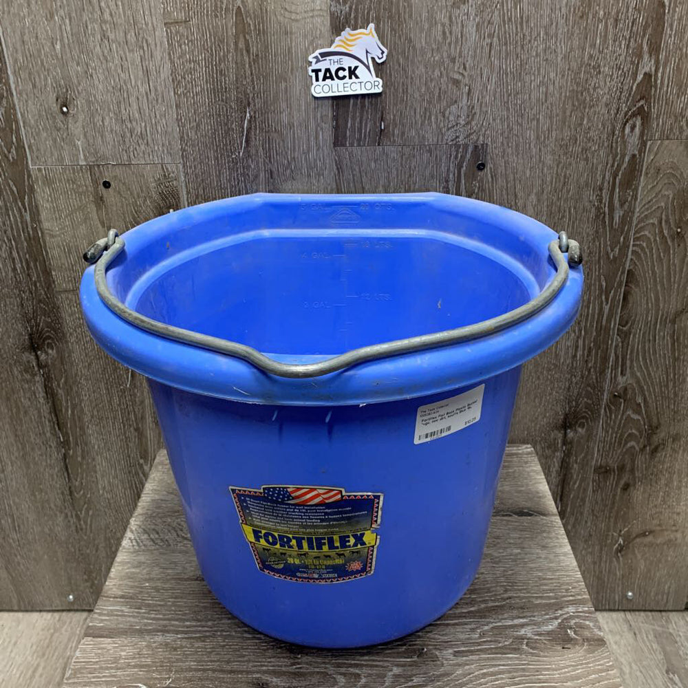 Flat Back Plastic Bucket *vgc, mnr dirt, scuffs