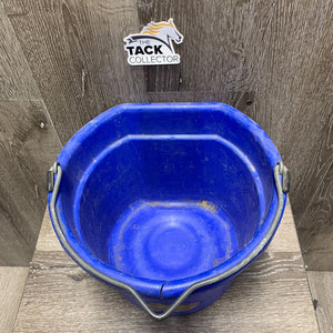 Flat Back Plastic Bucket *gc, dirt, scuffs, scratches, mnr crack