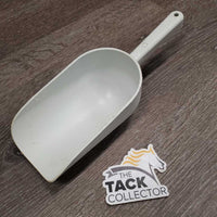 Thin Plastic Feed Scoop *gc, v.mnr dirt, scuffs, scrapes, scratches, stain
