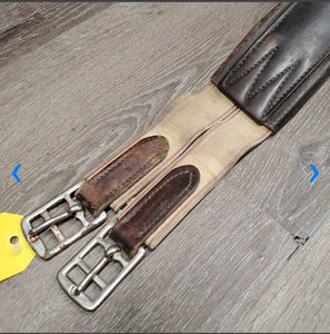 Narrow Leather Girth, 1x els *gc/fair, rusty, rubs, dirt, stiff, dry, torn els edges, hairy seams