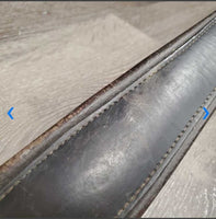Narrow Leather Girth, 1x els *gc/fair, rusty, rubs, dirt, stiff, dry, torn els edges, hairy seams
